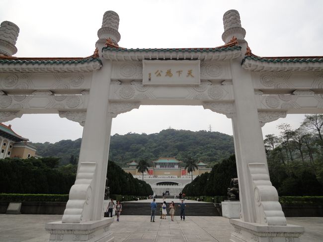 チェックインして一休みしたあと、故宮博物館にやって来ました。お目当ての白菜と豚の角煮には、各国のガイドを先頭にした団体などで大行列です。立ち止まって見ることが出来ないようにされていることもあり、20~30分待って見られました。