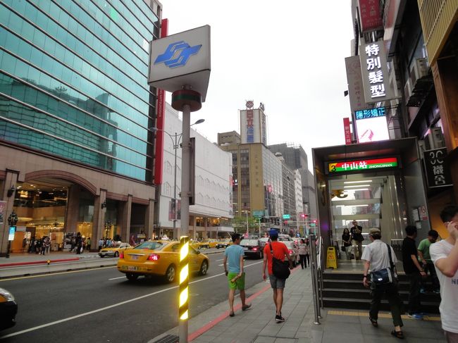 ホテルの最寄りのMRT中山駅です。近いことは近いのですが、道路を渡るので少し面倒でした。