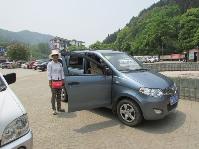 時間は14：00。門を出ると女性が何やら言って来ました。予想はしていたのでハンドルを回すマネをして「洛帯古街 多少銭？」の紙を見せると「10元」って？？？。乗合バスかと思ったら普通車です。三輪タクシーがボッタクリなのか？<br />車内はとても綺麗でいい香り、更に運転(山道カーブなので、ブレーキングとマニュアルのシフトチェンジ）がとてもうまい！！