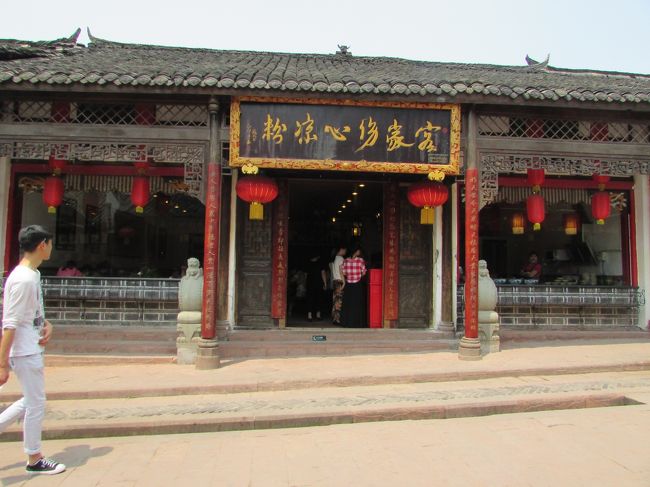 お腹が空いたので、この店で何か。