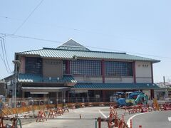 磐田（いわた）駅



該駅は、明治２２年（１８８９年）４月１６日開業である。
開業当初は、中泉（なかいずみ）駅と称した。
鉄道開業当時は、該分野に対する未知の世界から、地元への誘致忌避の動きが存在した事も亦事実だったが、西南ノ役（せんなんのえき）（明治１０年（１８７７年）２月４日〜同年９月２４日）に於いて、軍事関係に於ける鉄道輸送が効果を発した事から、少なくとも、明治１０年代後半以降に於いては、鉄道の有効性を認識する動きが強まり、政府が東海道筋に鉄道敷設を決定した事を受け、地元中泉村有力者達は、明治１９年（１８８６年）８月２３日に静岡縣知事宛に対し、該村に鉄道停車場設置請願書を提出している。
該村に停車場設置は明治２０年（１８８７年）６月に決定され、該決定を受け、該村では、停車場設置必要用地を全部献納し政府に協力した。
初代駅本屋は、旧中泉尋常小学校本館施設を解体移築し使用した。
然し、その後、客貨増加に伴い初代駅本屋は狭隘な事から建替が決定し、大正４年（１９１５年）に第２代目駅本屋が建築された。
更に、該駅初代跨線橋は鋳鉄木造混合構造物だった事から駅本屋建替と同時に該跨線橋も更改された。
http://railway.jr-central.co.jp/station-guide/shizuoka/iwata/