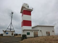最北端シリーズ⑤
最北端の灯台。
宗谷岬灯台です。
明治18年(1885)に点灯され、宗谷海峡を航行する船舶の安全を守っています。
ノシャップ岬の稚内灯台と同じく、雪の中でも見えやすいように紅白ツートンに塗られています。
