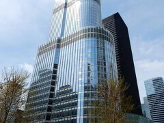 シカゴで恐らく一番目立つビルです。

トランプ・インターナショナル・ホテル。

ビルの横にあったエレベーターで川沿いに無理矢理降りて、トリビューンタワー、リグレービル（下流）の方向に向かいました。