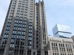 トリビューン・タワー。

シカゴを代表する建築の一つで、シカゴトリビューン報道機関の本社です。
トリビューンは、アメリカ有数の影響力を持つ報道機関ですね。

１９２５年の建築。