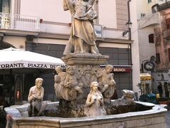 聖アンドレアの泉（Fontana di Sant'Andrea）

ドゥオモ広場(Piazza Duomo)西側にある1760年に作られた噴水です。中央上部に斜め十字を背にし、左手に福音書を抱いた聖アンドレア(Sant'Andrea Apostolo)の像があります。アマルフィの守護聖人アンドレアはキリストの12使徒のひとりで、ヨハネ(Gionvanni)とともに最も早くキリストに付き従ったとされる漁師と船乗りの守護神です。
ポポロ(市民・民)の泉(Fontana del Popolo)とも呼ばれる噴水は当初、大階段下あたりにあったが19世紀末に移設されてます。


