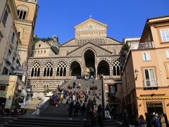 聖アンドレア大聖堂 /（Cattedrale di Sant'Andrea）
：アマルフィのドゥオーモ（Duomo di Amalfi）

987年に立てられた当時は三廊式の二つの教会がありましたが、13世紀始めに一つの教会へと改築され、珍しい五廊式の教会となりました。
大聖堂は町の守護聖人聖アンドレアが祀られていて、地下クリプタ（Cripta:地下聖堂)には聖人の遺骸も納められています。ドゥオモ広場の噴水も聖アンドレアの像となっています。
金色に輝くファザードは新ゴシック様式で、隣の鐘楼との調和を考慮しながら、19世紀にEnrico Alvinoによって作り直されました。夕暮れ時になるとファザードが金色に輝くため、別名「黄金のドゥオモ」とも呼ばれています。

