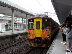 瑞芳駅からホウトン駅までは1駅なんですけど、停車する列車は1時間に2本程度。
うち、十分に向かう列車は韓国人・中国人観光客で大混雑します。