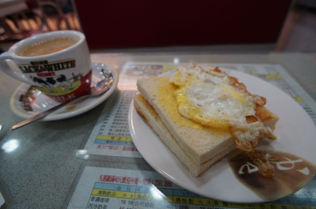 コーヒーとトーストを注文しましたが、トーストの注文を間違えてしまいました。<br /><br />コーヒーカップがちょっとかわいいです。