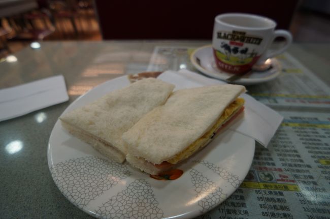 量が少なめでしたので追加で注文。<br />卵とハムのサンドイッチです。<br />香港では○○三文治です。