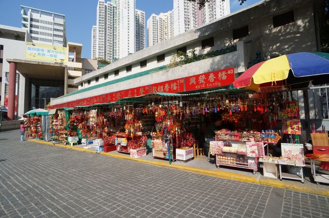 お供え物屋さんがたくさんあります。