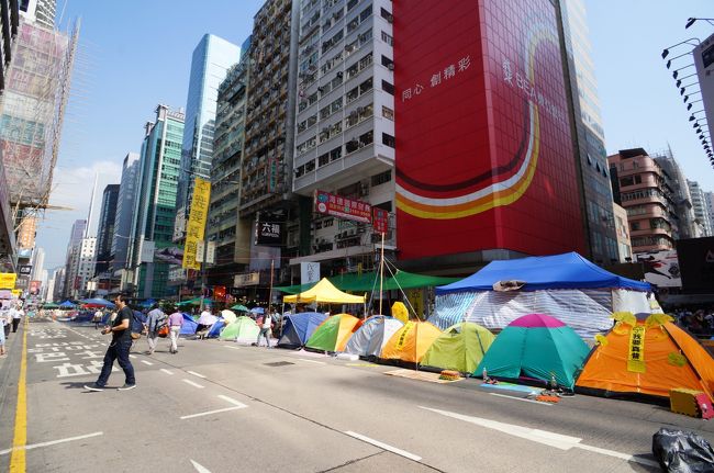 黄大仙をあとにして、地下鉄で旺角へ。<br /><br />彌敦道（ネイザンロード）は学生デモで全面封鎖されています。<br />テントがいっぱいあります。