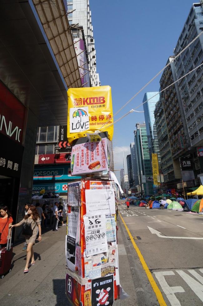 バス停もカバーが付いています。<br /><br />バスは近くの道路を迂回して運行しているようです。