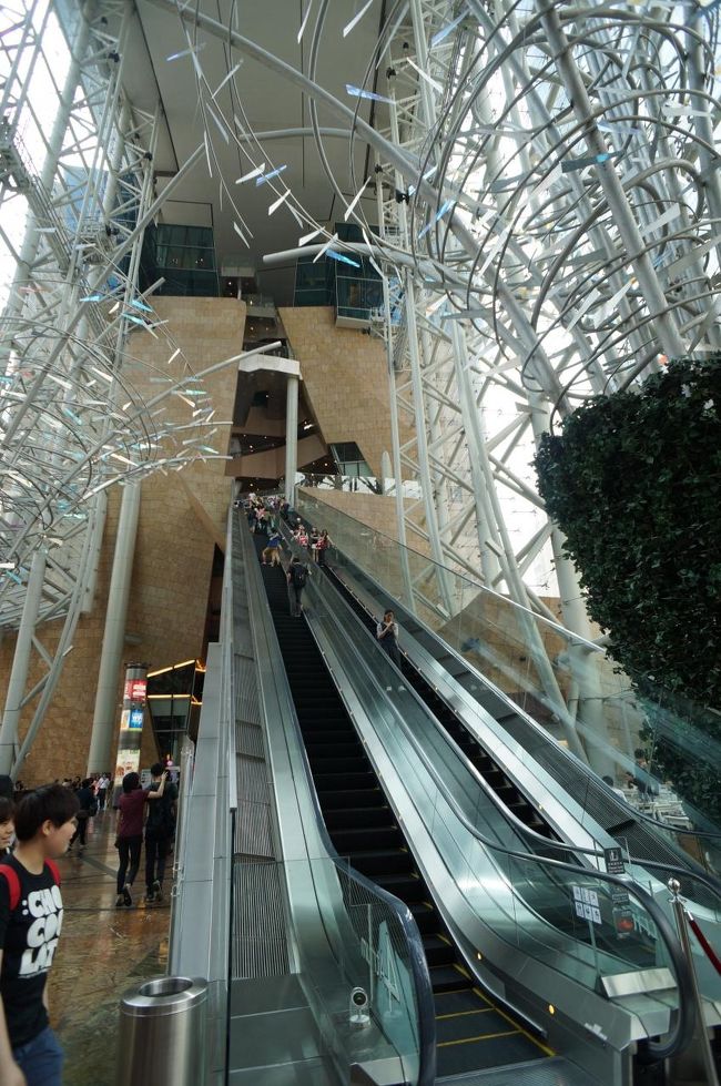 旺角のランガムプレイスへ。<br />香港最長のエスカレーターがあります。<br />４階から８階まで一気に上がれますが、高所が苦手な方はやめたほうが良いでしょう。<br />私も乗ってみましたが、かなり怖いです。