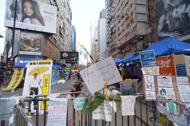 旺角から地下鉄で銅鑼湾へ。<br />トラムが走る大通りは学生デモで占拠されています。