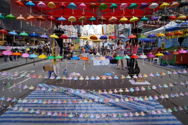 小さい傘がいっぱいぶら下がっています。