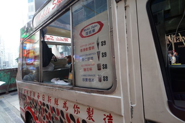 レトロな車で販売しています。<br /><br />なんとオクトパスカードも使えます。