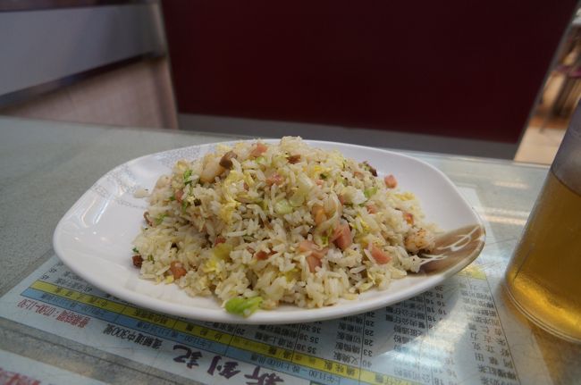 トラムで上環まで移動して夕食を。<br />朝ご飯を食べた「新剣記」で食べます。<br /><br />ご飯ものもあって、五目チャーハンを食べました。