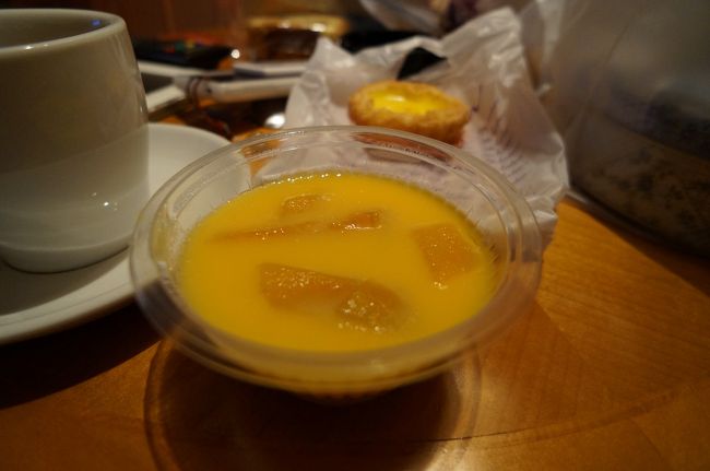 ホテル近くのパン屋さんでエッグタルトとマンゴープリンを買いホテルで食べました。<br />安くて美味しいです。