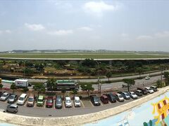嘉手納に来たら、やっぱり道の駅から見渡しますよ。

この時間は全く動きがありませんでした。