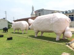 工場前には、３匹の大豚

一番後ろのお尻には何が付いてるの？