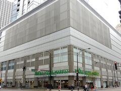 ネイビー・ピアから街中に戻るバスに乗っていると、新しいWholeFoods Marketのお店を発見しました。

バスを降りて中に入ってみます。