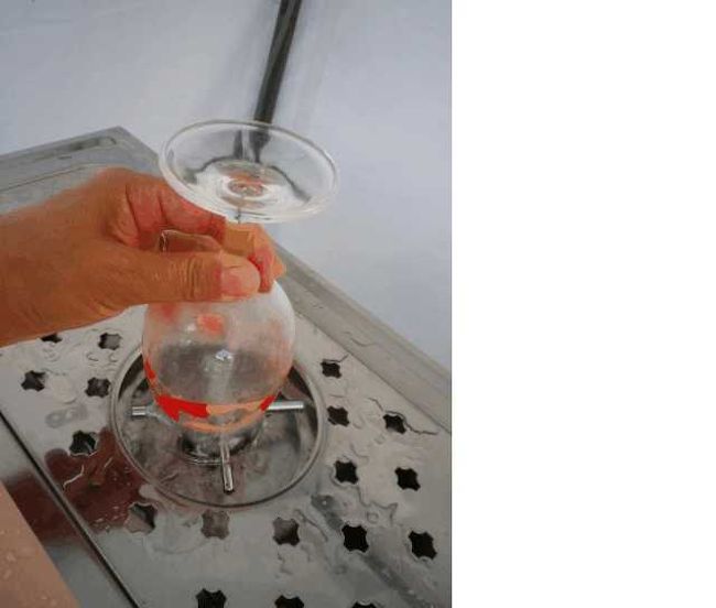 グラスをリンサーですすぎます。<br />これで、準備OK。