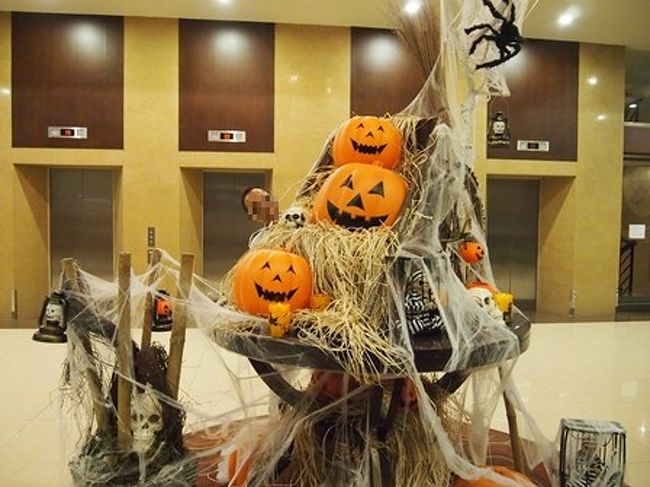 詳しくは「なんごくごくらく」でも紹介していますので<br />こちらもぜひ<br /><br />http://nikitanikita.blog98.fc2.com/<br /><br /><br /><br /><br />マンダリンプラザのロビー<br />着いた日が11月1日だったのでまだハロウィン（笑）<br />日曜でフィリピンのお盆ということもあり、セブ・マクタン空港からは30分くらいで着きました。通常は渋滞で1時間以上かかるそうです。<br /><br />日本人にはあまりメジャーではない中級クラスのホテルです。<br />今回は１泊しかしないのでこれで十分。<br />