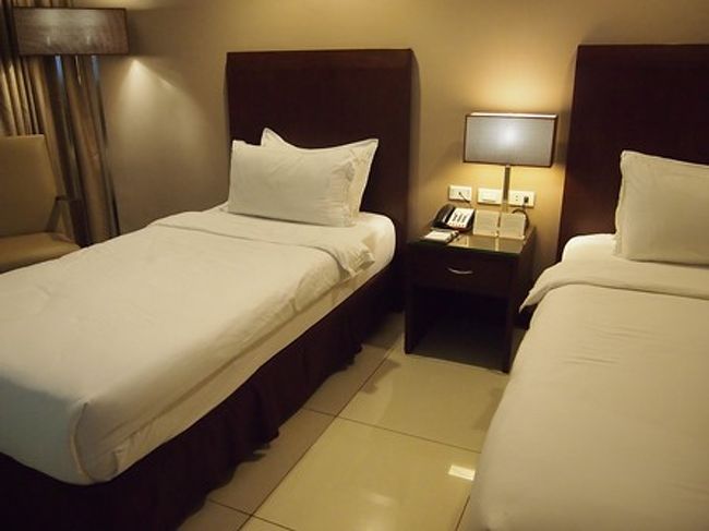 ベッドも普通。<br />シーツ類も清潔です。