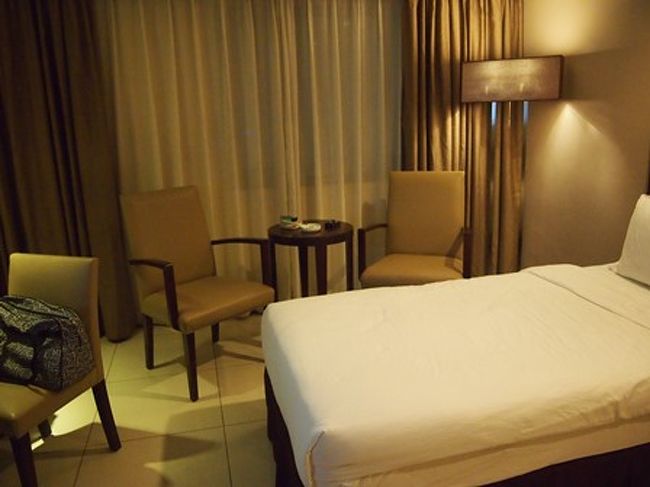 イスとテーブルもあります。<br /><br />スーツケースも広げられるスペースは十分あります。