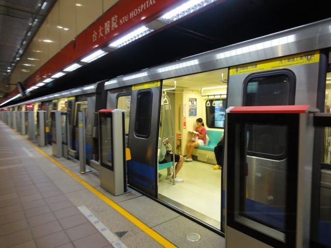 MRTに乗って晩ごはんを食べに台大醫院駅まで行きます。
