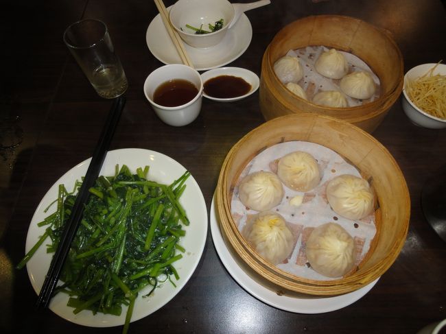 先ずは普通の小籠包と上海蟹入り小籠包、空心菜の炒めもの。どれも美味しかった。