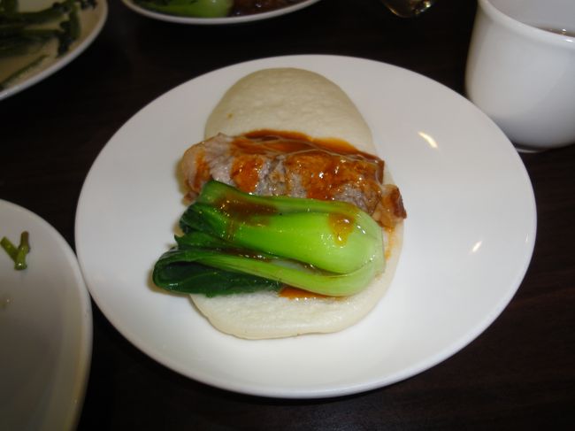 蒸籠で出てきた蒸しパンではさんで食べます。蒸しパンは5、6切れ出てきて食べきれませんでした。