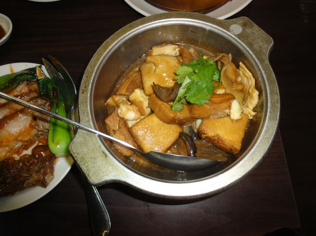 豆腐の炒めものといった料理を注文し、麻婆豆腐のようなものが出てくると思っていたらこんな料理が出てきました。中華で豆腐というと大抵厚揚げのような感じになるんですね。