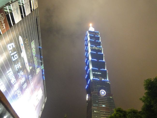 駅を降りて見上げると台北101のイルミネーション