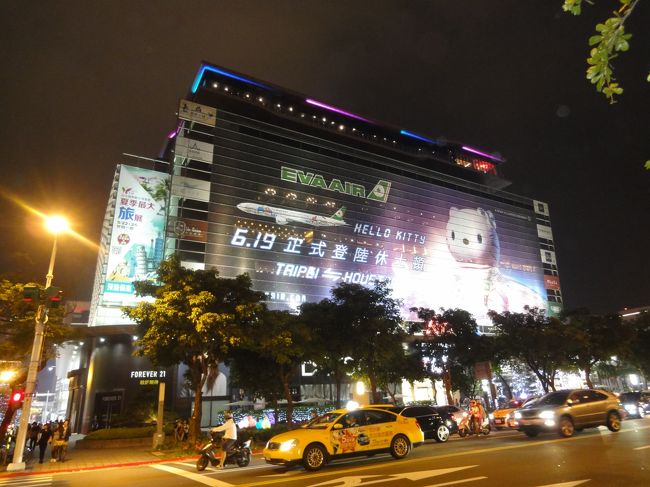 三越の方にあるという、人のブログの情報をもとに地図を見ながら探しますが、通行人に聞いても分かりません。