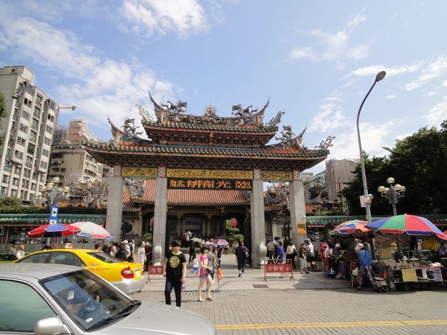 お寺の門に電光掲示板があるのが妙な感じですが、台湾や香港ならそれもありかなと思ってしまいます。