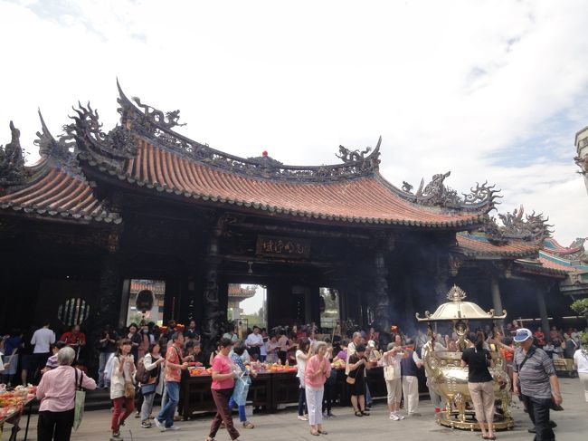 長い線香を持って歌ってお詣りするのが、台湾の習慣のようです。