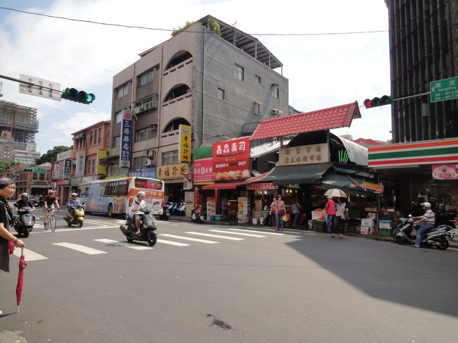 お寺の近くの市場です。