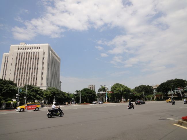 次は中正紀念堂に来ました。MRTの駅を降りると広々した場所に出ました。地図を見ると台湾の行政府が集まってる地域のようです。