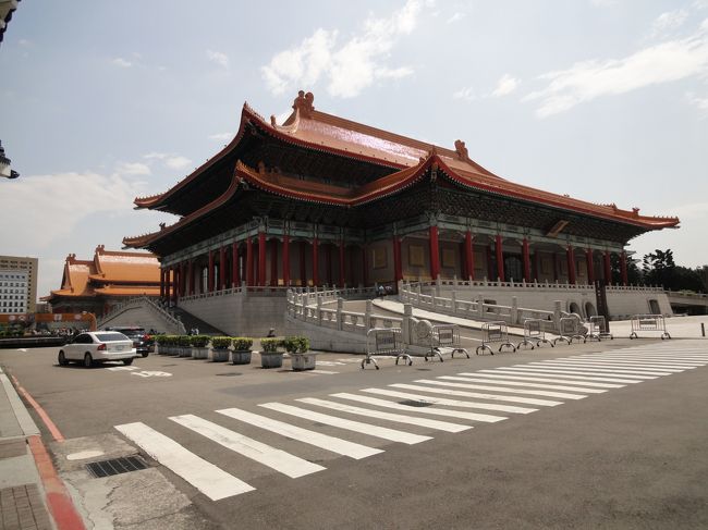 中正紀念堂に国家戯劇院の方から入ります。