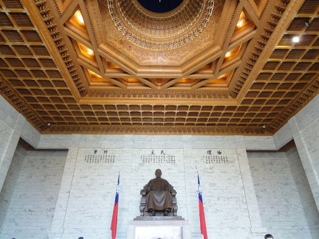 ホールの蒋介石の像です。像は大きく写真の一番下の黒い部分が衛兵の頭です。