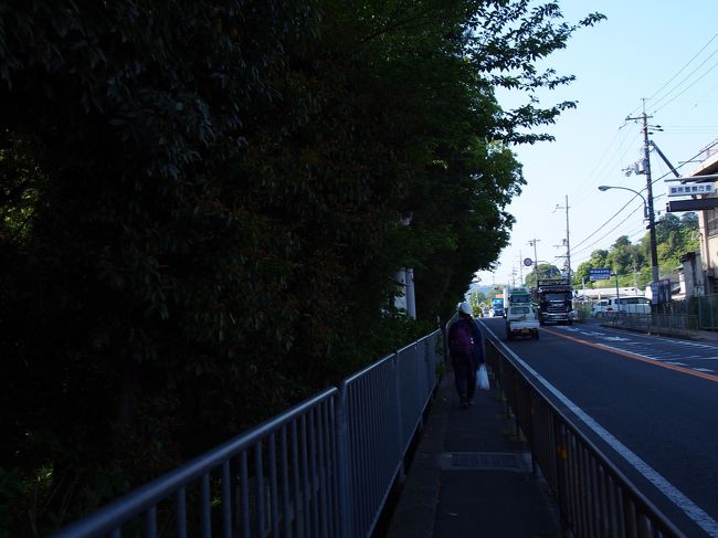 葛城古道に向かうには、バスに乗って『猿目橋』停留所下車、‘六地蔵’からスタートし‘風の森神社’ゴールが一般的のようなのですが、あるサイトに「旅の始まりをまず駅前の神社でお祈りするべき！」ということが載っていたので、立ち寄ってみることにしました。<br /><br />因みに‘風の森神社’→‘六地蔵’のほうが、帰りのバスの時間を考えずに歩けますが、駅から風の森バス停までの本数は少ないのでご注意を！<br /><br />奈良交通バス案内HP↓<br />http://jikoku.narakotsu.co.jp/form/asp/