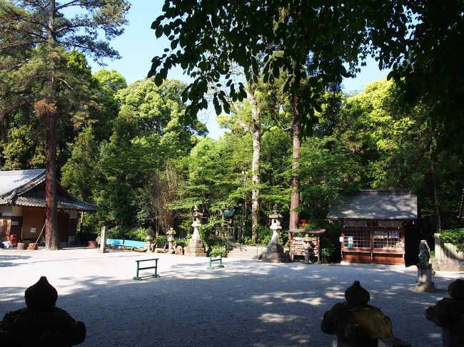 この境内で朝ごはん。<br /><br />駅の周りにはコンビニがなく、この鴨都波神社の向かいにファミリーマートがあるくらいでしたので、食べ物等はあらかじめ持参されたほうが良いかと思います。