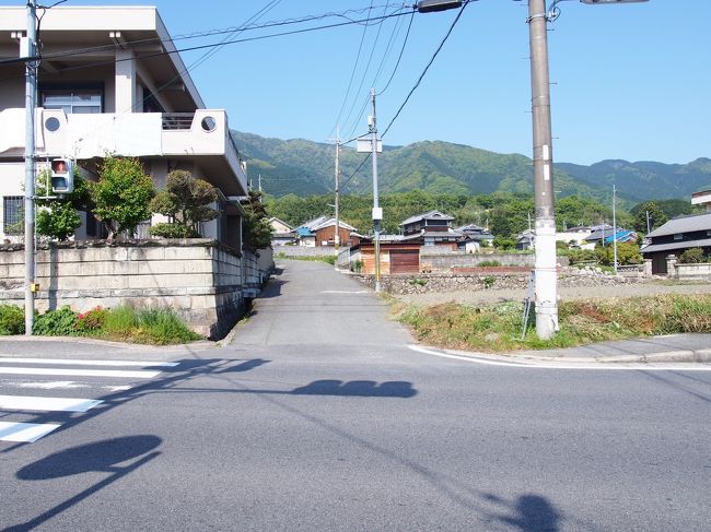 ではいよいよ葛城古道のスタート地点、六地蔵に向かいます。<br /><br />櫛羅南の信号を渡った　この道が近道です。