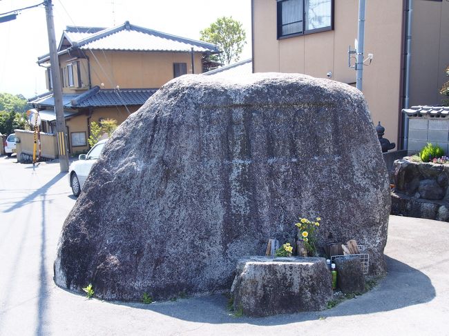 ９：３０<br /><br />近道・・・とか言って道に迷いました・・・<br /><br />いや、迷ったというより、六地蔵が分からなくて行ったり来たり。<br />結局　猿目橋バス停まで行ってしまって、かなり時間と体力をロスしました。<br /><br />たまたま歩いていたおばあちゃんに伺ったら、この大きな石が六地蔵であることを教えてくださいました。<br /><br />おばあちゃん曰く、「子どもの時はこの上に乗って遊んだんだよ〜高いから怖くてね〜」とのこと。<br /><br />確かに子ども時代にはうってつけの遊び場だったのでしょう。