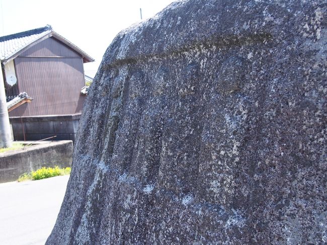 しかし、予想を覆されたお地蔵さま！<br /><br />六体のお地蔵様が岩に彫り刻まれています。<br /><br />よくよーーく見ないと分からない！！<br /><br />おばあちゃんも言っていましたが、何故このような大きな石がこの場所にあるのかは不明だそうです。