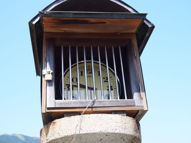 時計の針はちゃんと合っていました。<br /><br />この辺りは盆地で水量が少なかったことから厳しい規則の元、時間を決めて順番に田に引くよう取り締まっていたそうです。<br /><br />鉄格子は不正防止のため。<br />稲作の時期に番水の時刻表が掲げられるのだとか。