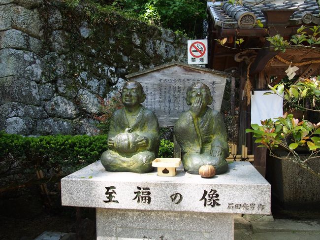 境内にはボケ防止の『至福の像』が。<br /><br />なぜかカボチャを持っている。