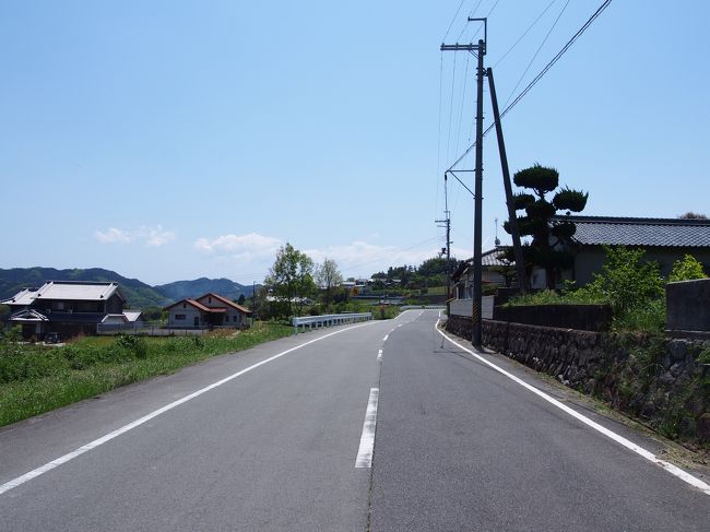 12時。<br /><br />５月に入ったばかりだというのに暑すぎる〜！！<br /><br />しかも　ご覧の通り日影の無いコンクリート道を歩いているので照り返しも凄い・・・<br /><br />って言うか、この道も葛城古道なの！？