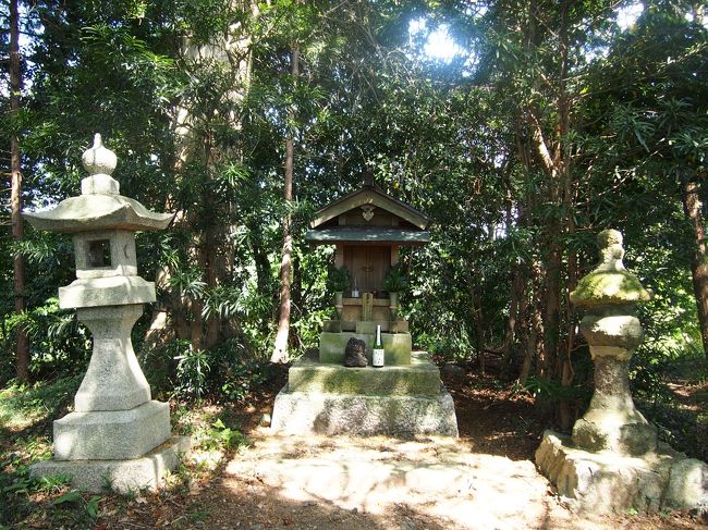 こちらが風の森神社。<br /><br />鳥居は見つけられなかったです。<br /><br />ご祭神は志那都比古（しなつひこ）神。<br /><br />シナとは風を意味し、ツは助詞「〜の」、つまり風の神様です。<br /><br />